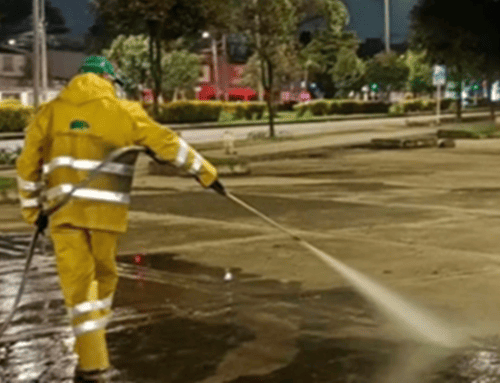 Más de 520 canchas de fútbol: la dimensión del lavado de áreas públicas en Bogotá
