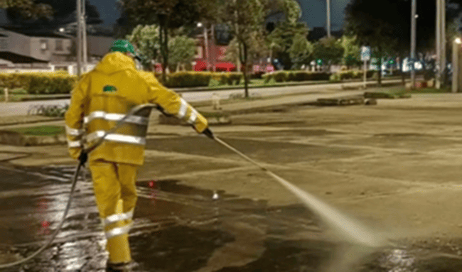 Más de 520 canchas de fútbol: la dimensión del lavado de áreas públicas en Bogotá