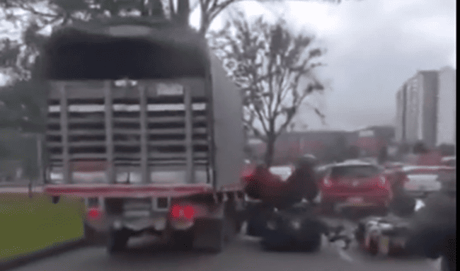 Engativá: choque en cadena en la calle 80 deja motociclistas y parrillero herido
