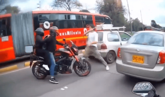 Pelea entre conductores quedó registrada en video en la Autopista Norte con Calle 110 en Suba