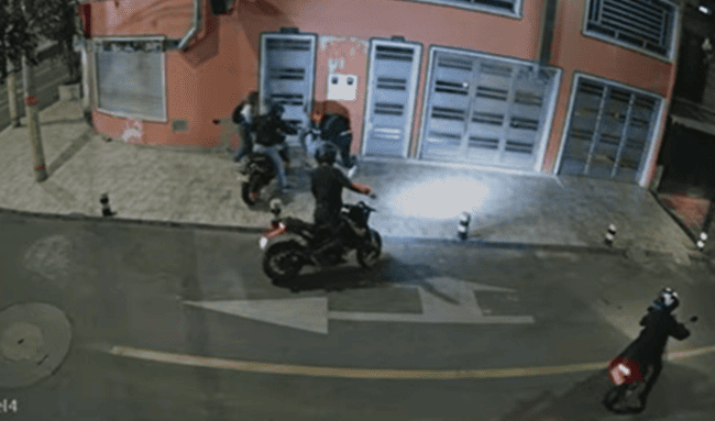 Violento atraco en San Cristóbal: pareja fue intimidada con armas de fuego