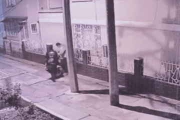 Delincuentes roban motocicleta en vivienda del norte de Bogotá; quedaron grabados en video