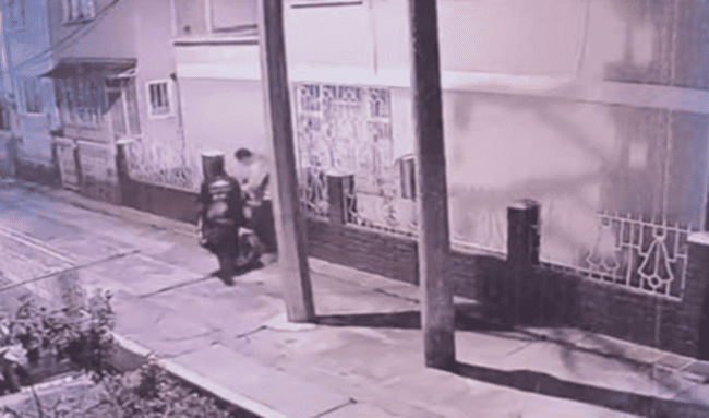Delincuentes roban motocicleta en vivienda del norte de Bogotá; quedaron grabados en video