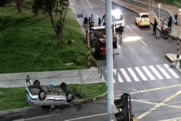 Emergencia vial en la Calle 170: reportan volcamiento de dos automóviles