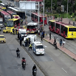 Ambulancia terminó volcada tras fuerte choque con taxi en la carrera Décima