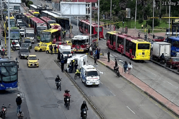 Ambulancia terminó volcada tras fuerte choque con taxi en la carrera Décima