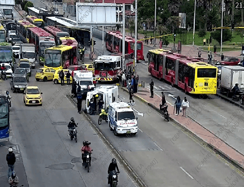 Ambulancia terminó volcada tras fuerte choque con taxi en la carrera Décima