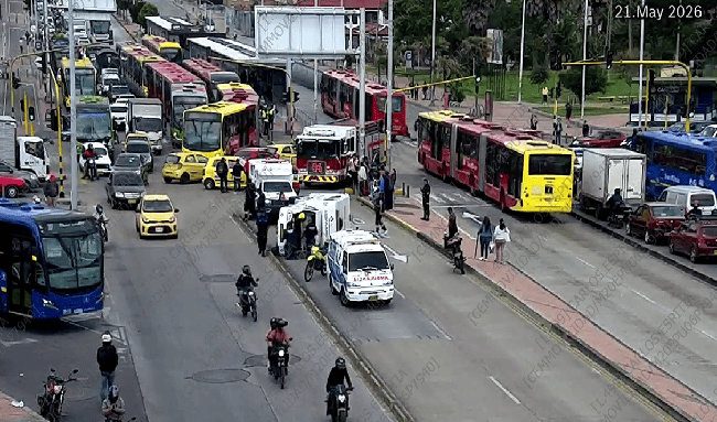 Ambulancia terminó volcada tras fuerte choque con taxi en la carrera Décima