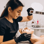 Vecinas de Suba brillan tras culminar formación en belleza integral