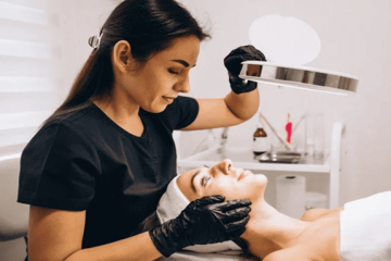 Vecinas de Suba brillan tras culminar formación en belleza integral