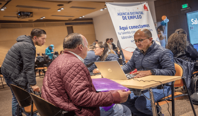 Bogotá ofrece más de 5.000 empleos y anuncia gran feria laboral en mayo