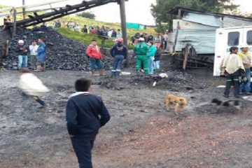 Bomberos y rescatistas buscan a seis mineros tras grave emergencia en Sutatausa