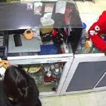 Capturan en Suba a ladrón con brazalete electrónico: estaría detrás de una ola de robos a droguerías y papelerías
