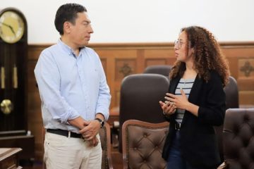 Carlos Amaya toma vacaciones y deja gobernadora encargada