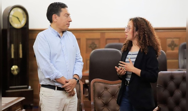 Carlos Amaya toma vacaciones y deja gobernadora encargada