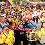 Iván Cepeda recibió la camiseta de la Selección Colombia durante encuentro con barras futboleras