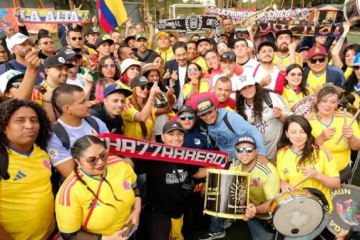 Iván Cepeda recibió la camiseta de la Selección Colombia durante encuentro con barras futboleras