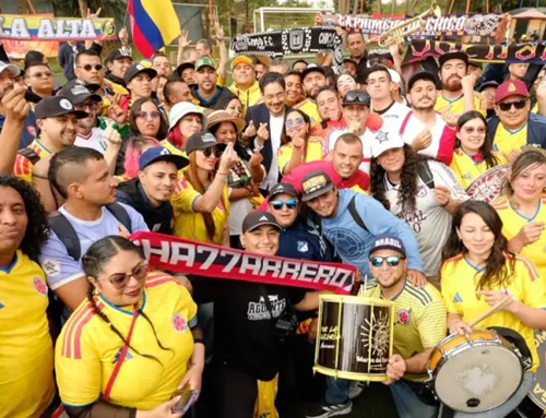 Iván Cepeda recibió la camiseta de la Selección Colombia durante encuentro con barras futboleras