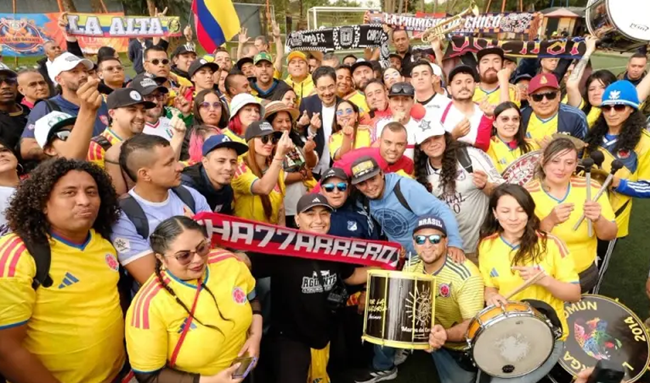 Iván Cepeda recibió la camiseta de la Selección Colombia durante encuentro con barras futboleras