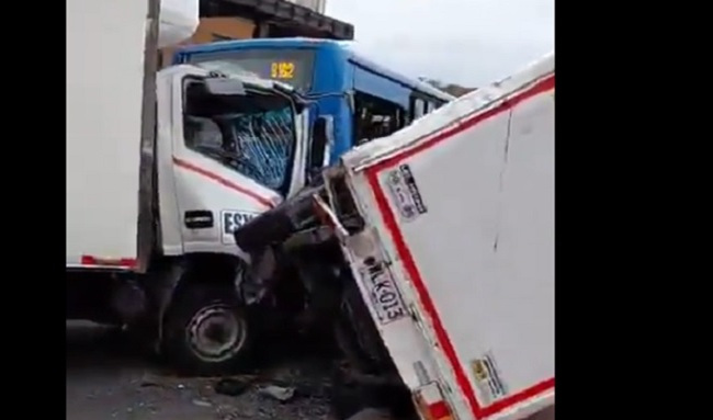 Furgón chocó contra otro vehículo y un bus del SITP tras presunta falla en los frenos en Suba Centro