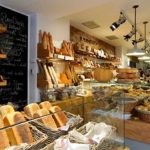 Delincuentes armados siembran el miedo en panadería de Cedritos: robaron a un cliente en cuestión de segundos