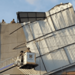 Fuertes vientos desprendieron parte del techo de un edificio en Barrios Unidos