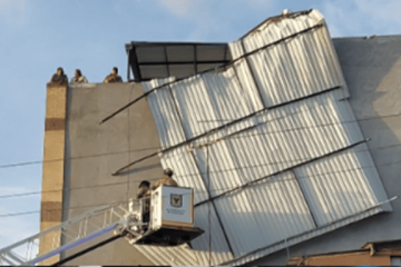 Fuertes vientos desprendieron parte del techo de un edificio en Barrios Unidos