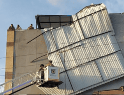 Fuertes vientos desprendieron parte del techo de un edificio en Barrios Unidos
