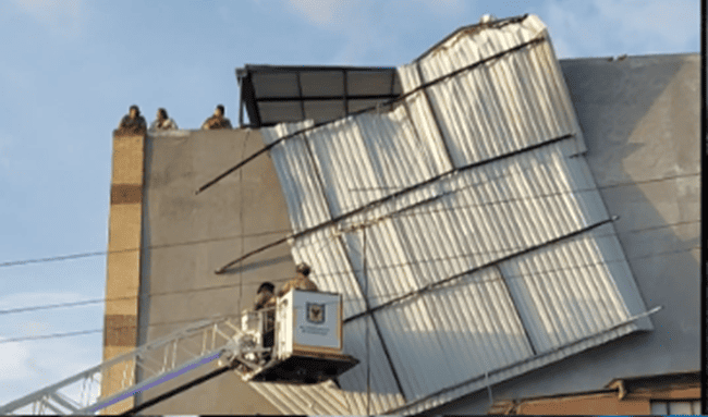 Fuertes vientos desprendieron parte del techo de un edificio en Barrios Unidos