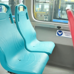 TransMilenio incorpora nuevas sillas aguamarina para priorizar a personas cuidadoras