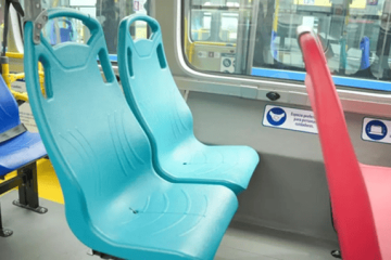 TransMilenio incorpora nuevas sillas aguamarina para priorizar a personas cuidadoras