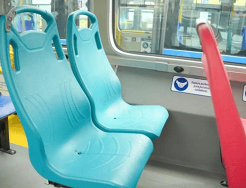 TransMilenio incorpora nuevas sillas aguamarina para priorizar a personas cuidadoras