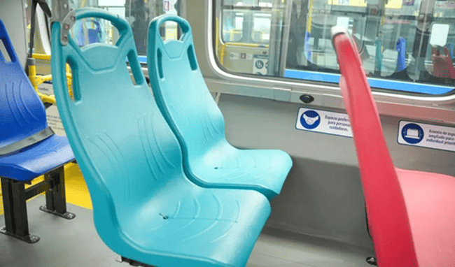 TransMilenio incorpora nuevas sillas aguamarina para priorizar a personas cuidadoras