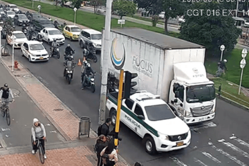 Camión varado afecta la movilidad en la calle 170 con avenida Boyacá, en Suba
