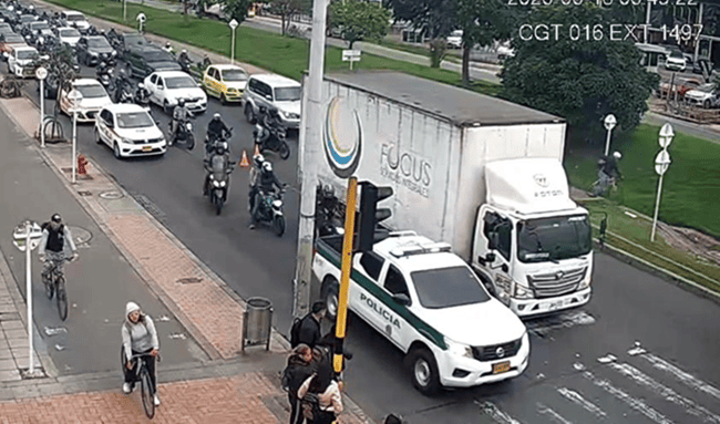 Camión varado afecta la movilidad en la calle 170 con avenida Boyacá, en Suba