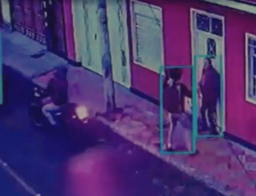 En segundos, presuntos delincuentes asaltaron a un adulto mayor frente a su vivienda en Rafael Uribe Uribe