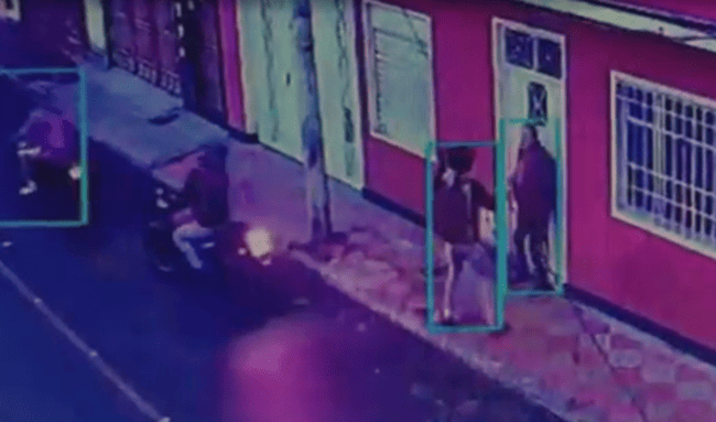 En segundos, presuntos delincuentes asaltaron a un adulto mayor frente a su vivienda en Rafael Uribe Uribe