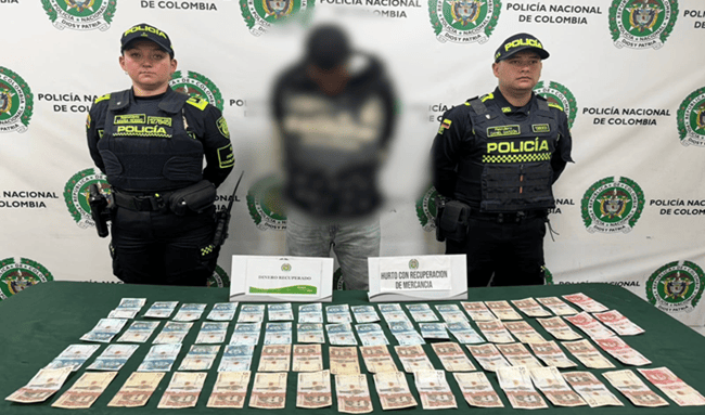 En el barrio La Acuarela, localidad de Bosa, la Policía Nacional capturó en flagrancia a un hombre de 28 años señalado de hurtar un establecimiento comercial tipo supermercado. El hecho se registró cuando uniformados del CAI Estación realizaban labores de registro y control y recibieron la alerta de la comunidad sobre un hurto cometido bajo la modalidad de atraco. Según el reporte, el sospechoso intentó huir al notar la presencia policial, pero fue interceptado a pocas cuadras tras un seguimiento inmediato por parte de las patrullas. Durante el procedimiento, los uniformados le hallaron $268.000 en efectivo, dinero que habría sido sustraído minutos antes tras intimidar a una cajera del establecimiento. Las autoridades confirmaron además que el capturado cuenta con antecedentes por el delito de hurto, por lo que fue dejado a disposición de la URI de Campo Verde para su judicialización. La Policía Nacional indicó que, en lo corrido de 2026, ha realizado más de 1.100 capturas por diferentes delitos en la localidad de Bosa.