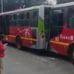 ¡Impactante! Un bus de TransMilenio impactó la parte trasera de otro frente al paradero San Bernardo