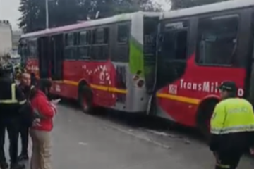 ¡Impactante! Un bus de TransMilenio impactó la parte trasera de otro frente al paradero San Bernardo