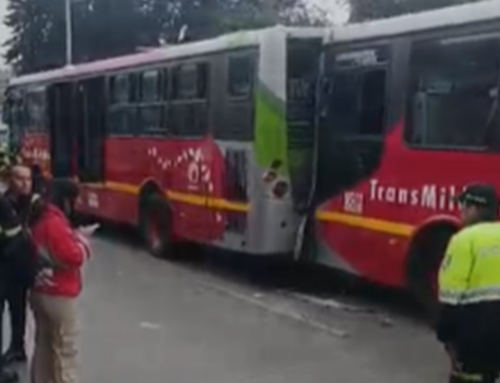 ¡Impactante! Un bus de TransMilenio impactó la parte trasera de otro frente al paradero San Bernardo