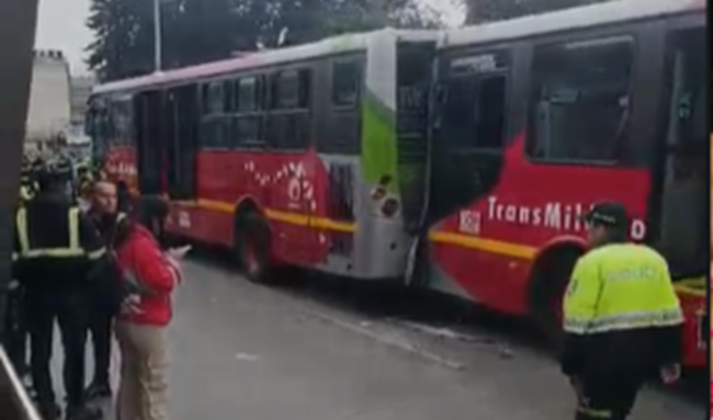 ¡Impactante! Un bus de TransMilenio impactó la parte trasera de otro frente al paradero San Bernardo