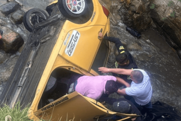 Taxi cayó a un caño tras accidente de tránsito en la localidad de Usme