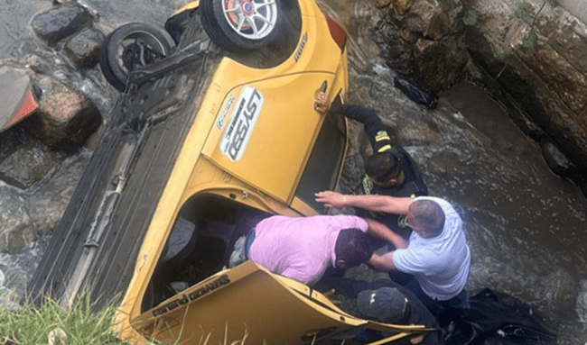 Taxi cayó a un caño tras accidente de tránsito en la localidad de Usme