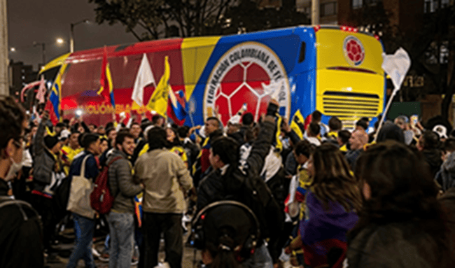 Cientos de simpatizantes de Iván Cepeda se tomaron las calles de Bogotá