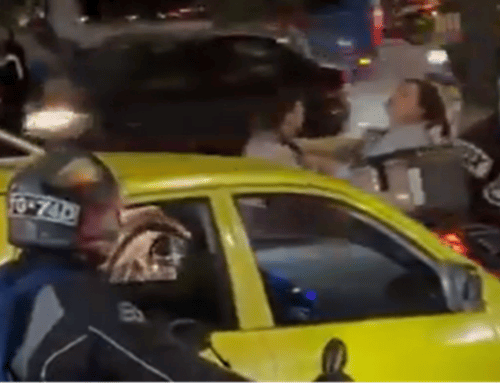 Taxista habría agredido a una mujer tras choque de motocicleta frente a Plaza Imperial en Suba