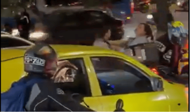 Taxista habría agredido a una mujer tras choque de motocicleta frente a Plaza Imperial en Suba