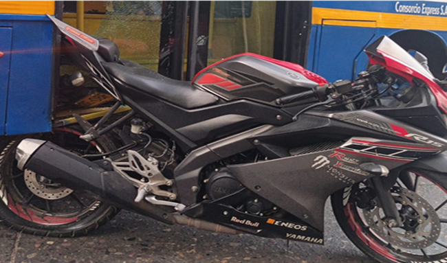 Caos vial en San Pedro de Tibabuyes por choque entre bus y motociclista