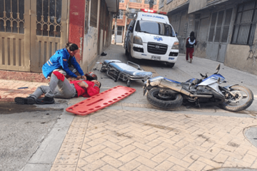Última Hora-Accidente entre dos motocicletas deja dos personas lesionadas en el barrio Santa Rita de Suba