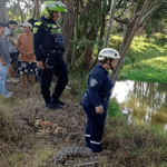 Conductor de volqueta, al parecer ebrio, causó grave accidente en Suba y se lanzó al río Bogotá